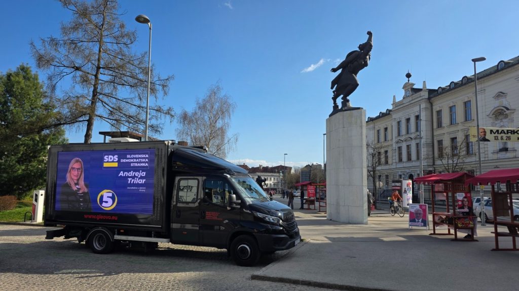 GLEOVO kamion s Cockta kampanjom i LED ekranima tijekom product giving promocije na ulici Promoter dijeli Cockta proizvode uz GLEOVO LED kamion tijekom outdoor kampanje GLEOVO mobilni LED kamion s Cockta reklamom i interakcijom s građanima MAGGI Air Fryer kampanja na GLEOVO kamionu uz podjelu promotivnih proizvoda GLEOVO kamion s MAGGI LED oglasom tijekom mobilne brend aktivacije Outdoor promocija brenda MAGGI putem GLEOVO LED kamiona i product giving aktivnosti Mobilna marketinška kampanja s GLEOVO kamionom i velikim LED ekranima u gradskom okruženju GLEOVO kamion kao mobilna platforma za interaktivno outdoor oglašavanje i promociju proizvoda