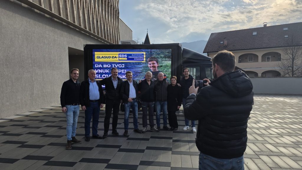 GLEOVO kamion s Cockta kampanjom i LED ekranima tijekom product giving promocije na ulici Promoter dijeli Cockta proizvode uz GLEOVO LED kamion tijekom outdoor kampanje GLEOVO mobilni LED kamion s Cockta reklamom i interakcijom s građanima MAGGI Air Fryer kampanja na GLEOVO kamionu uz podjelu promotivnih proizvoda GLEOVO kamion s MAGGI LED oglasom tijekom mobilne brend aktivacije Outdoor promocija brenda MAGGI putem GLEOVO LED kamiona i product giving aktivnosti Mobilna marketinška kampanja s GLEOVO kamionom i velikim LED ekranima u gradskom okruženju GLEOVO kamion kao mobilna platforma za interaktivno outdoor oglašavanje i promociju proizvoda