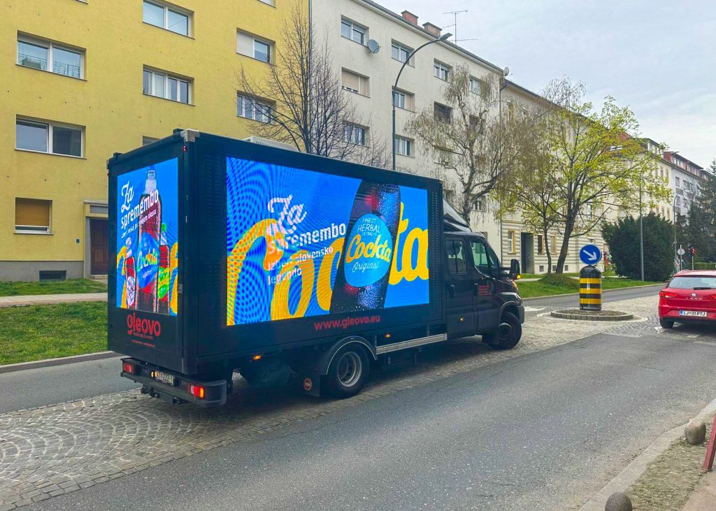 GLEOVO kamion s Cockta kampanjom i LED ekranima tijekom product giving promocije na ulici Promoter dijeli Cockta proizvode uz GLEOVO LED kamion tijekom outdoor kampanje GLEOVO mobilni LED kamion s Cockta reklamom i interakcijom s građanima MAGGI Air Fryer kampanja na GLEOVO kamionu uz podjelu promotivnih proizvoda GLEOVO kamion s MAGGI LED oglasom tijekom mobilne brend aktivacije Outdoor promocija brenda MAGGI putem GLEOVO LED kamiona i product giving aktivnosti Mobilna marketinška kampanja s GLEOVO kamionom i velikim LED ekranima u gradskom okruženju GLEOVO kamion kao mobilna platforma za interaktivno outdoor oglašavanje i promociju proizvoda